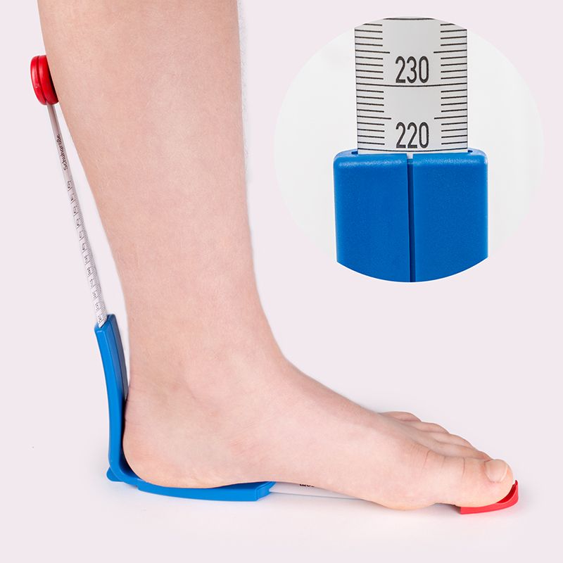 plus12_Fuss_und_Inneschuhmessgeraet_Milimeterskala Bild vom plus12 Fuß- und Innenschuhmeßgerät mit einem Fuß